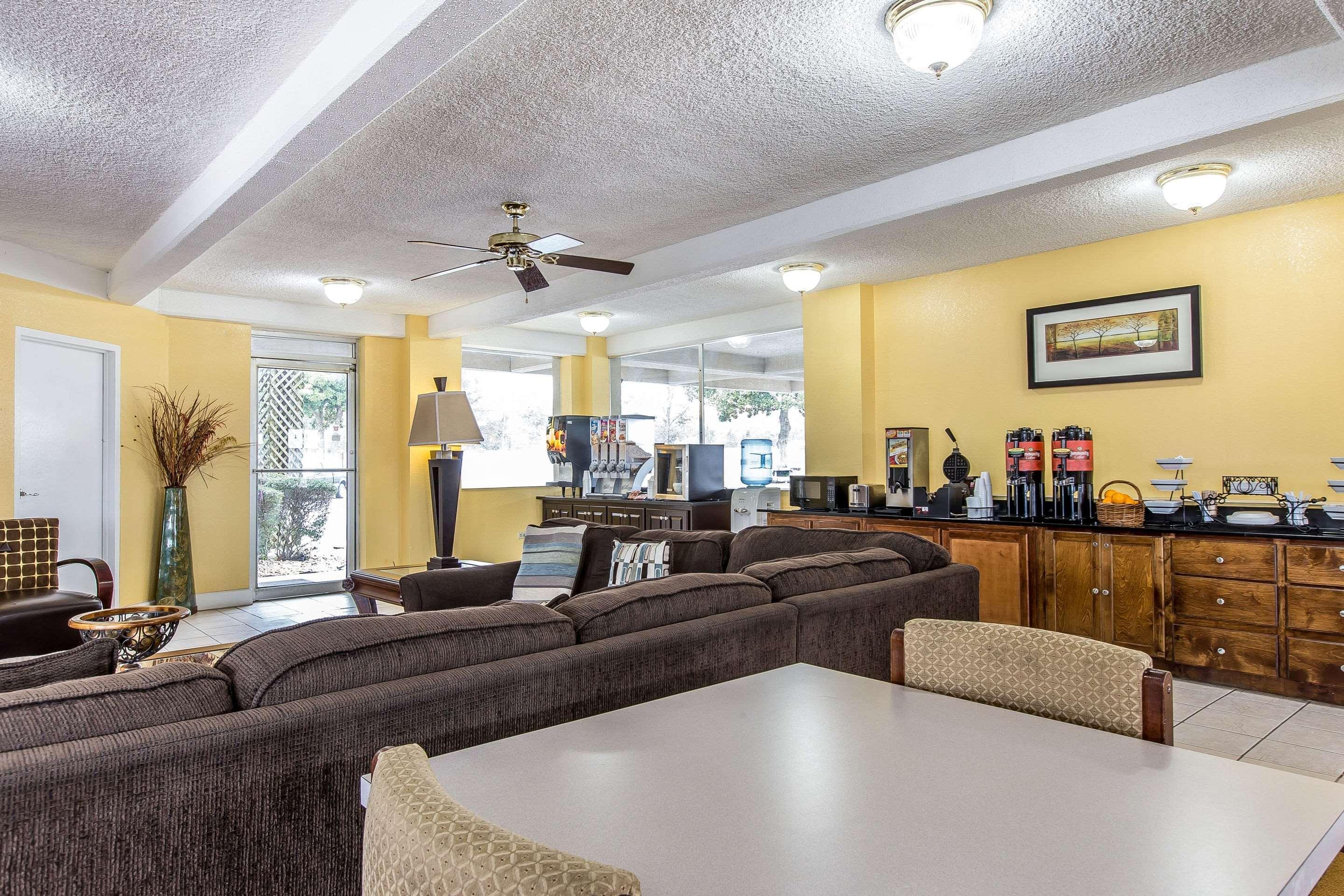 Econo Lodge Байрон Экстерьер фото