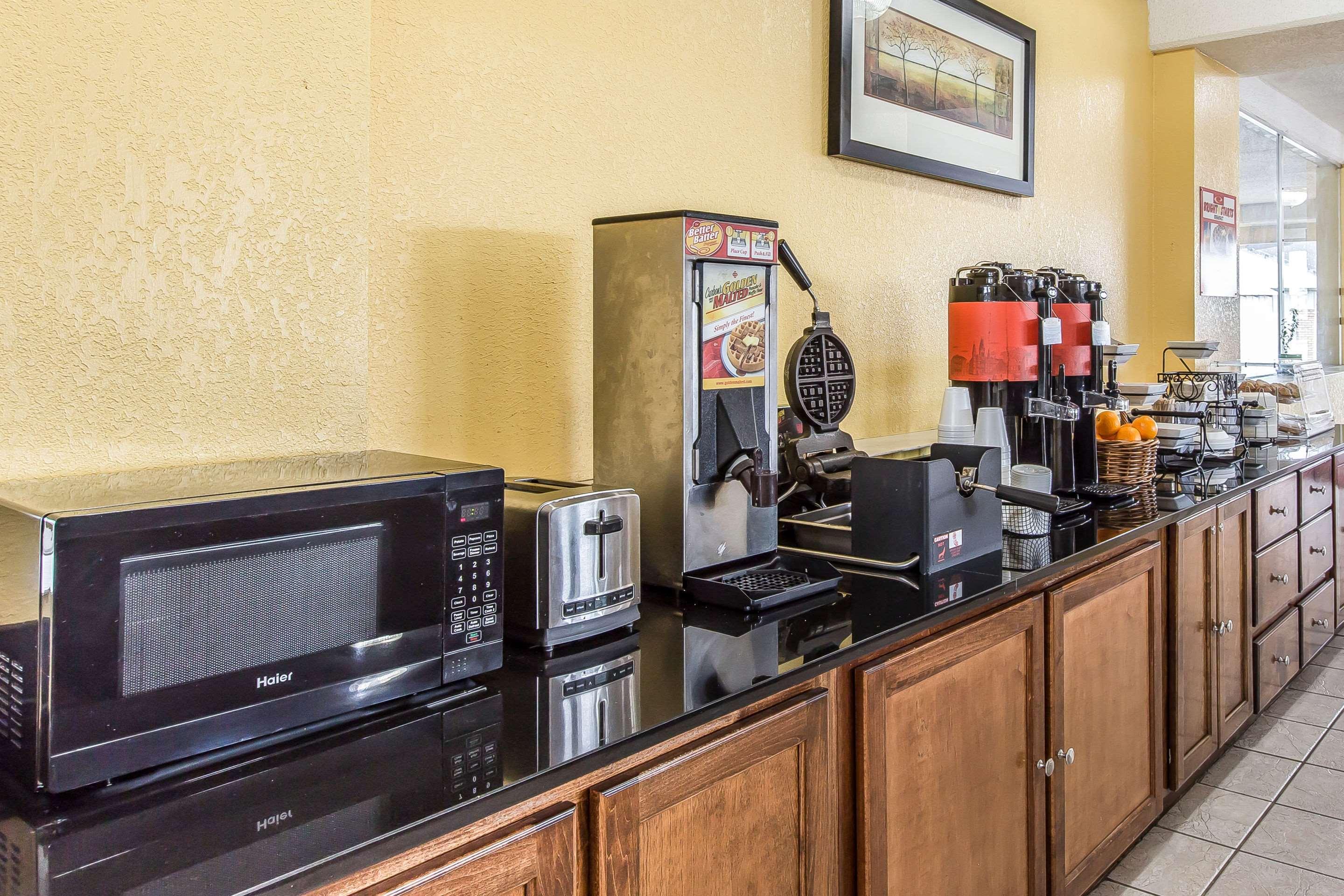 Econo Lodge Байрон Экстерьер фото