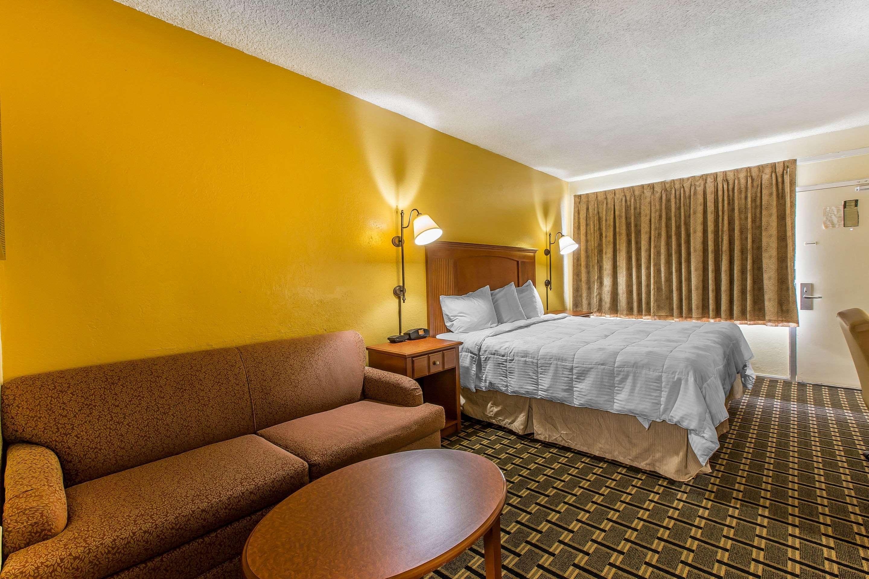 Econo Lodge Байрон Экстерьер фото