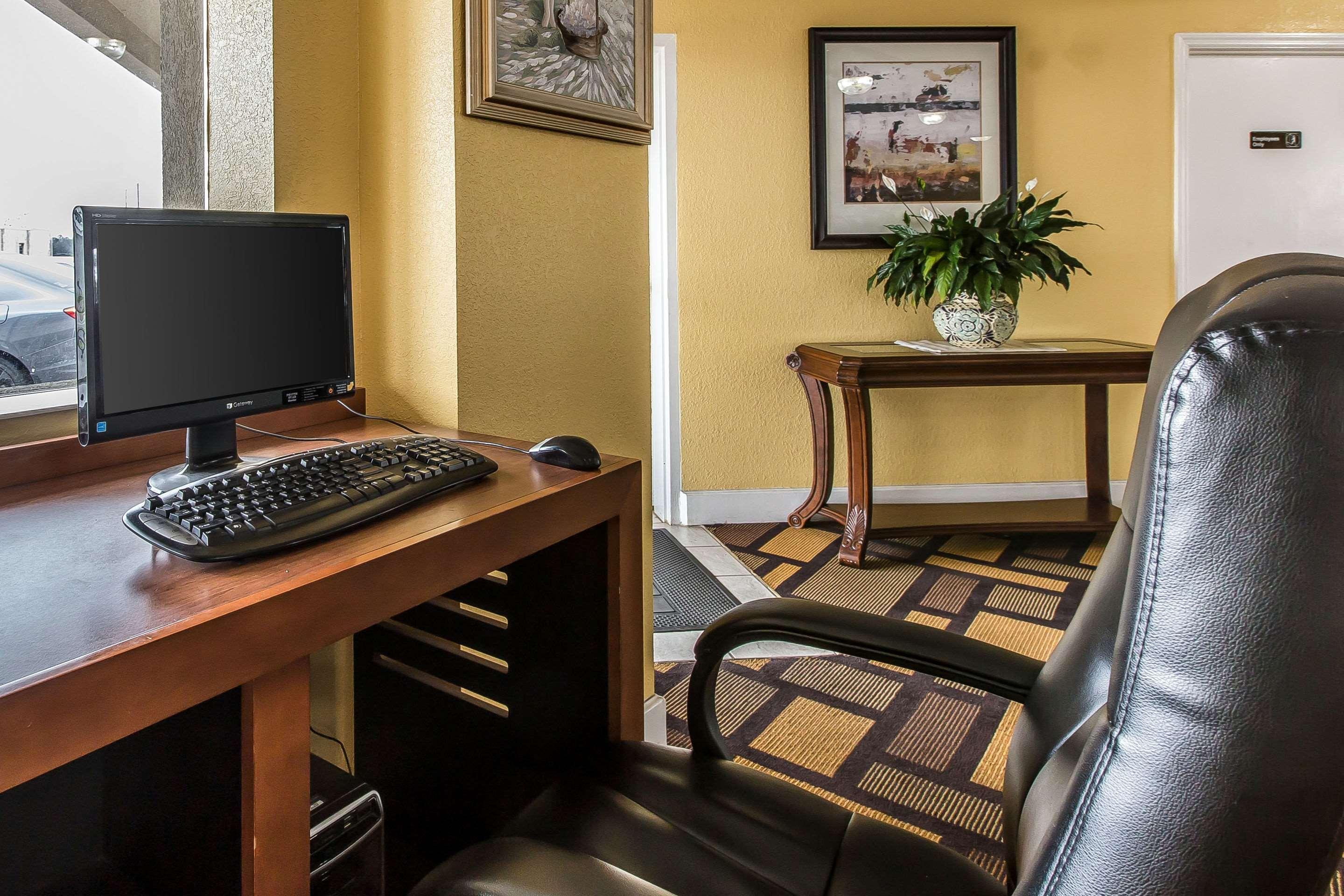 Econo Lodge Байрон Экстерьер фото
