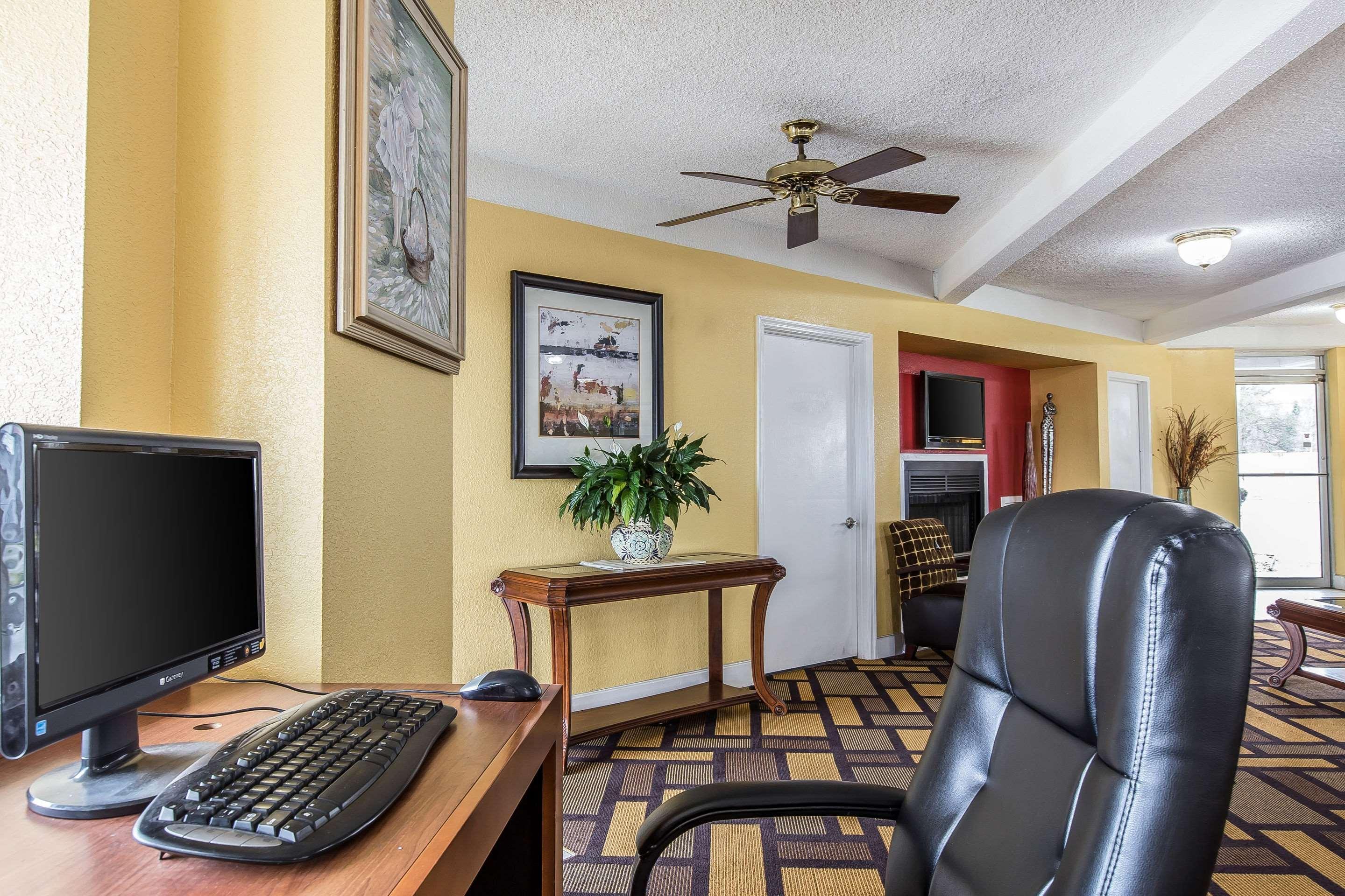 Econo Lodge Байрон Экстерьер фото