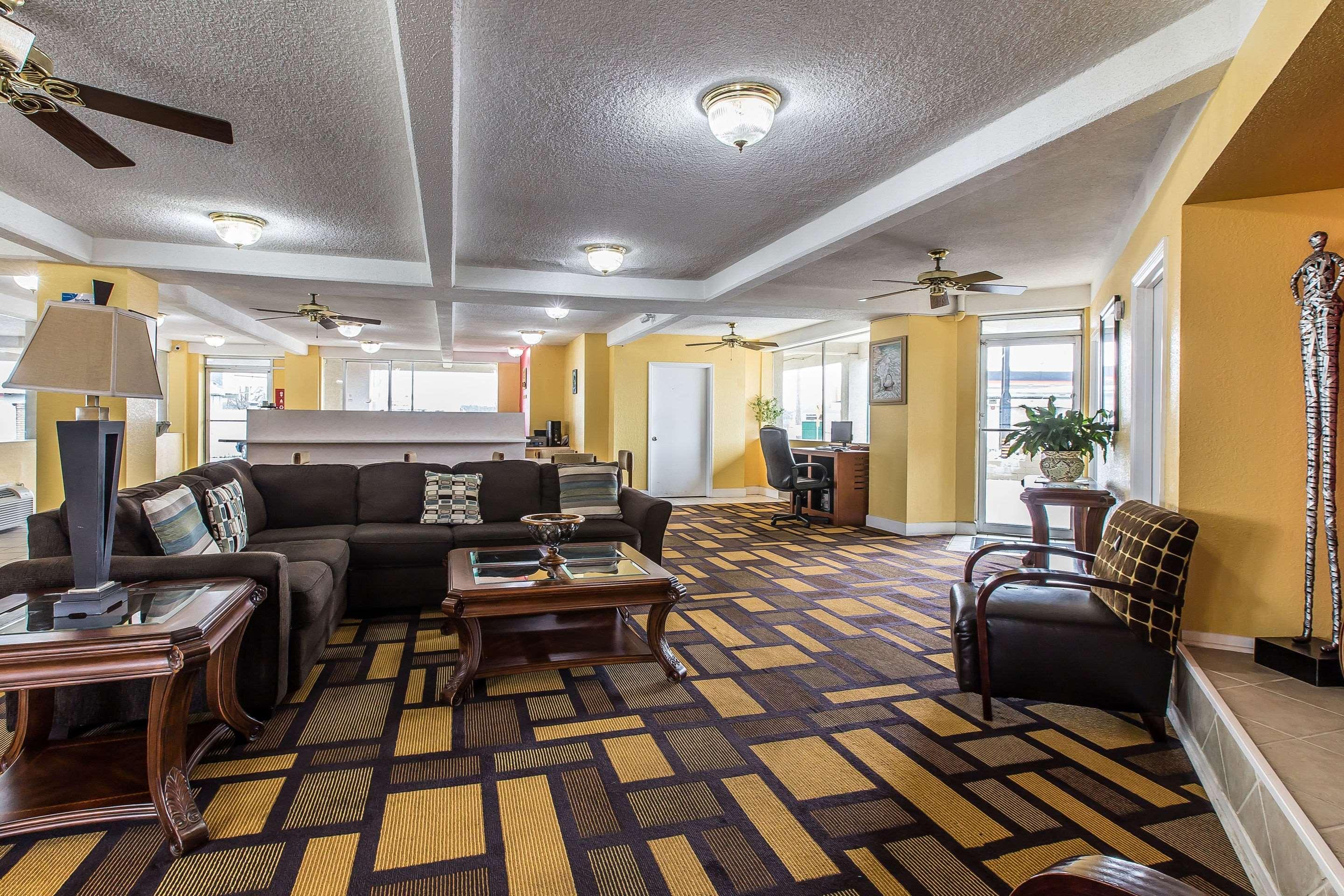 Econo Lodge Байрон Экстерьер фото