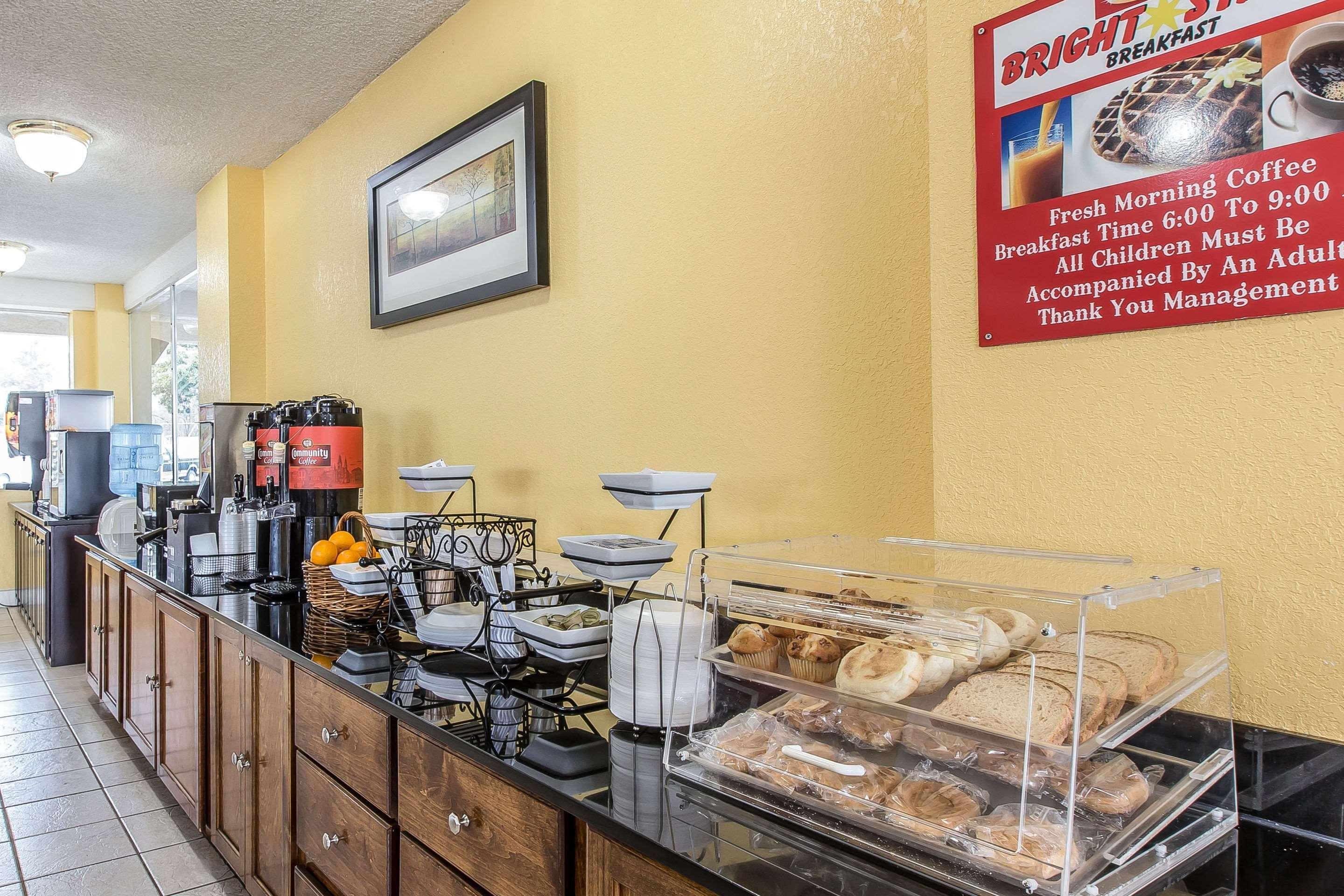 Econo Lodge Байрон Экстерьер фото