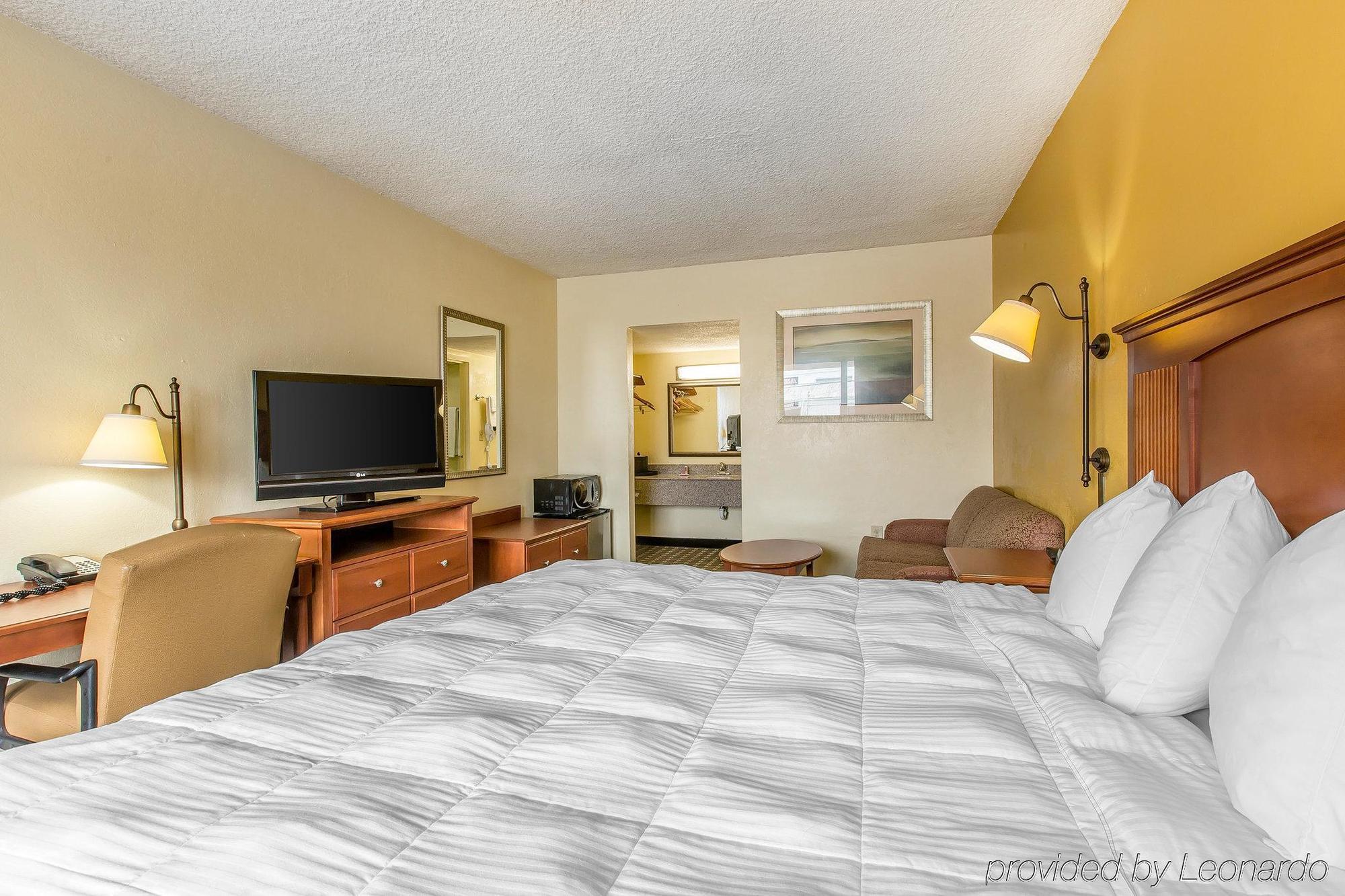 Econo Lodge Байрон Экстерьер фото