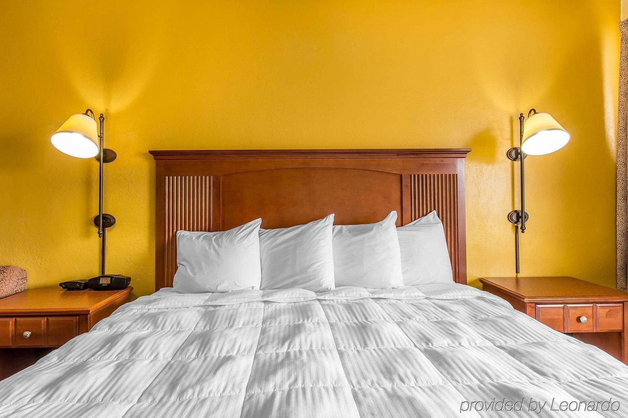 Econo Lodge Байрон Экстерьер фото