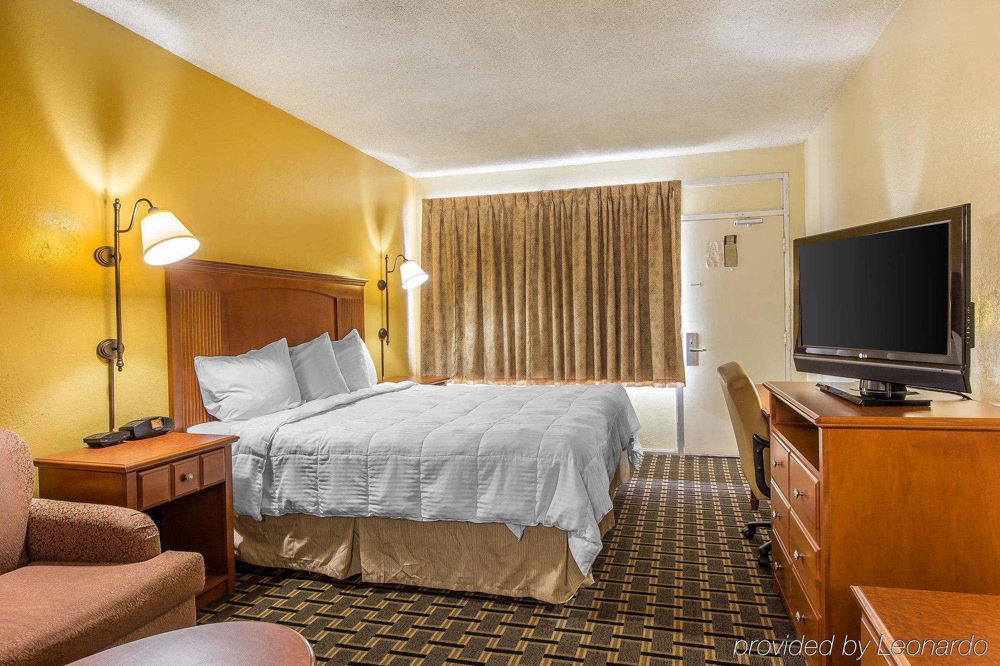 Econo Lodge Байрон Экстерьер фото