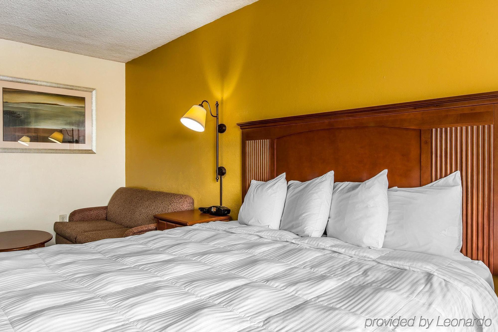 Econo Lodge Байрон Экстерьер фото