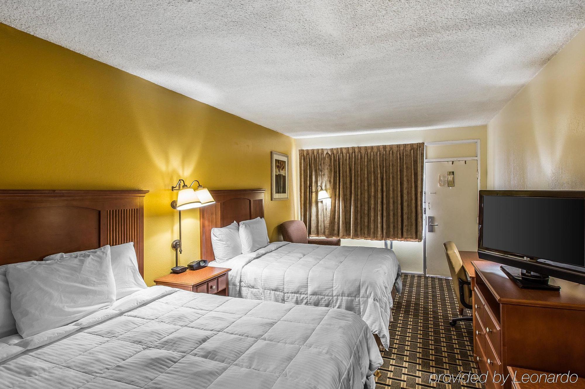 Econo Lodge Байрон Экстерьер фото