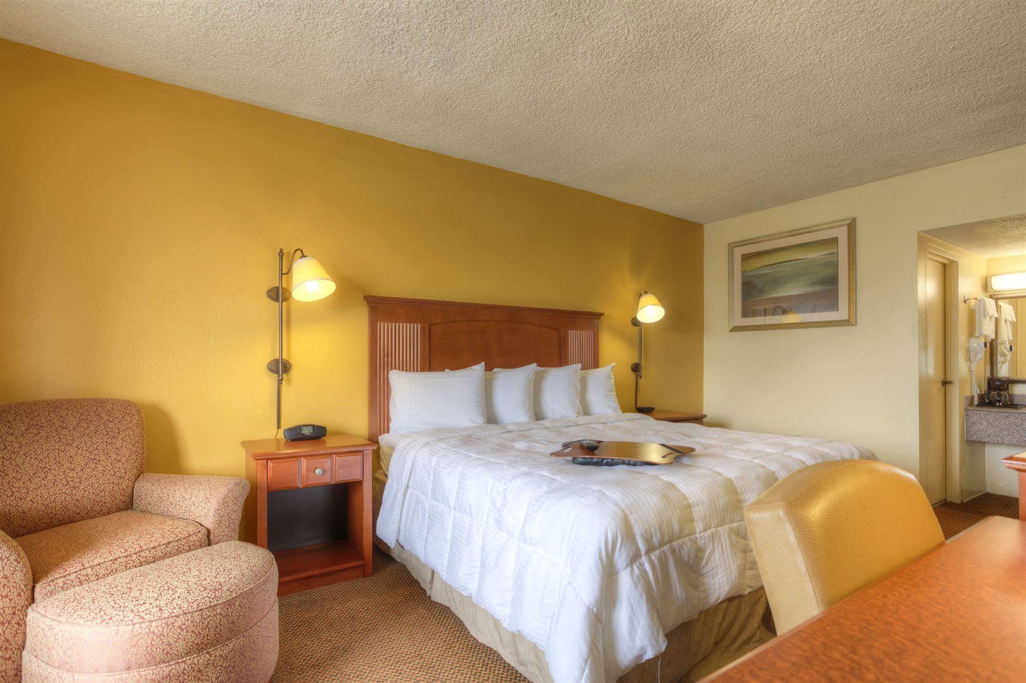 Econo Lodge Байрон Экстерьер фото